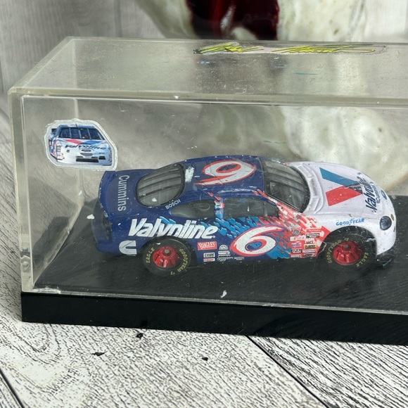 Racing Champions Mark Martin #6 NASCAR Valvoline 1:24 Die Cast New - Picture 2 of 9